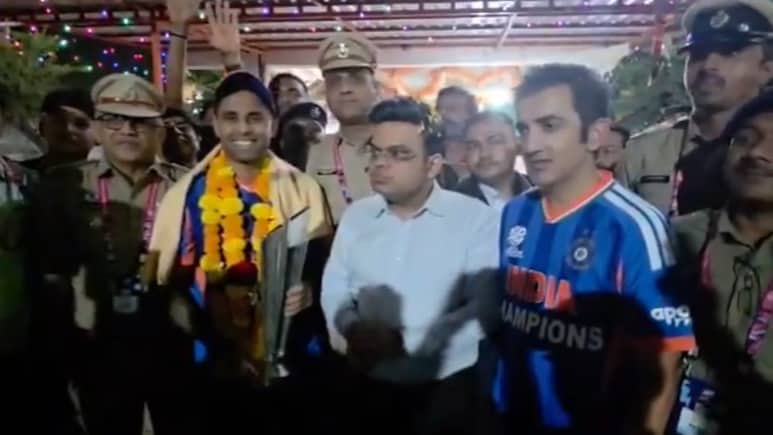 खिताबी जीत के बाद T20 World Cup ट्रॉफी के साथ हनुमान मंदिर पहुंचे गौतम गंभीर, सूर्यकुमार यादव और जय शाह