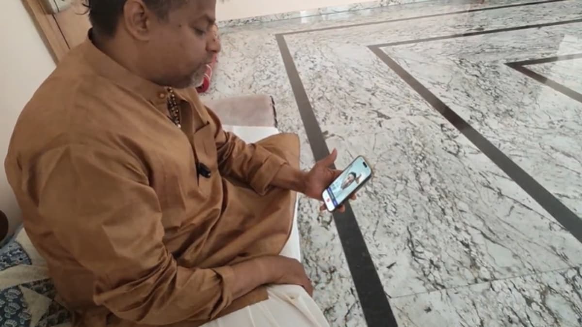 दुबई में फंसे अपने भाई से बात करते पुजारी आशीष शर्मा. दुबई में फंसे अपने भाई से बात करते पुजारी आशीष शर्मा.