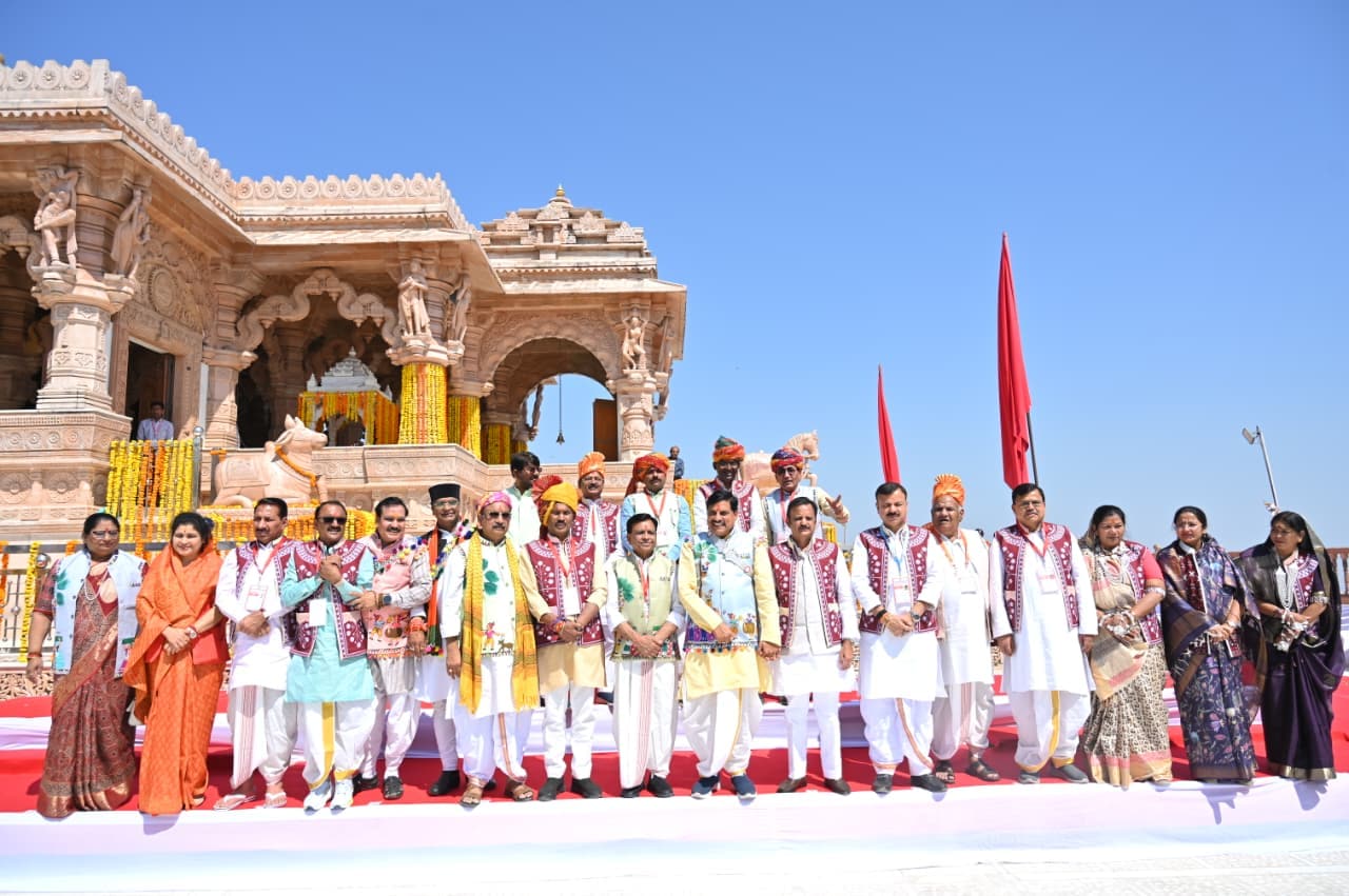 मुख्यमंत्री डॉ मोहन यादव की अध्यक्षता में पूरी कैबिनेट मशहूर भिलट देव मंदिर पहुंची और पूजा अर्चना की.