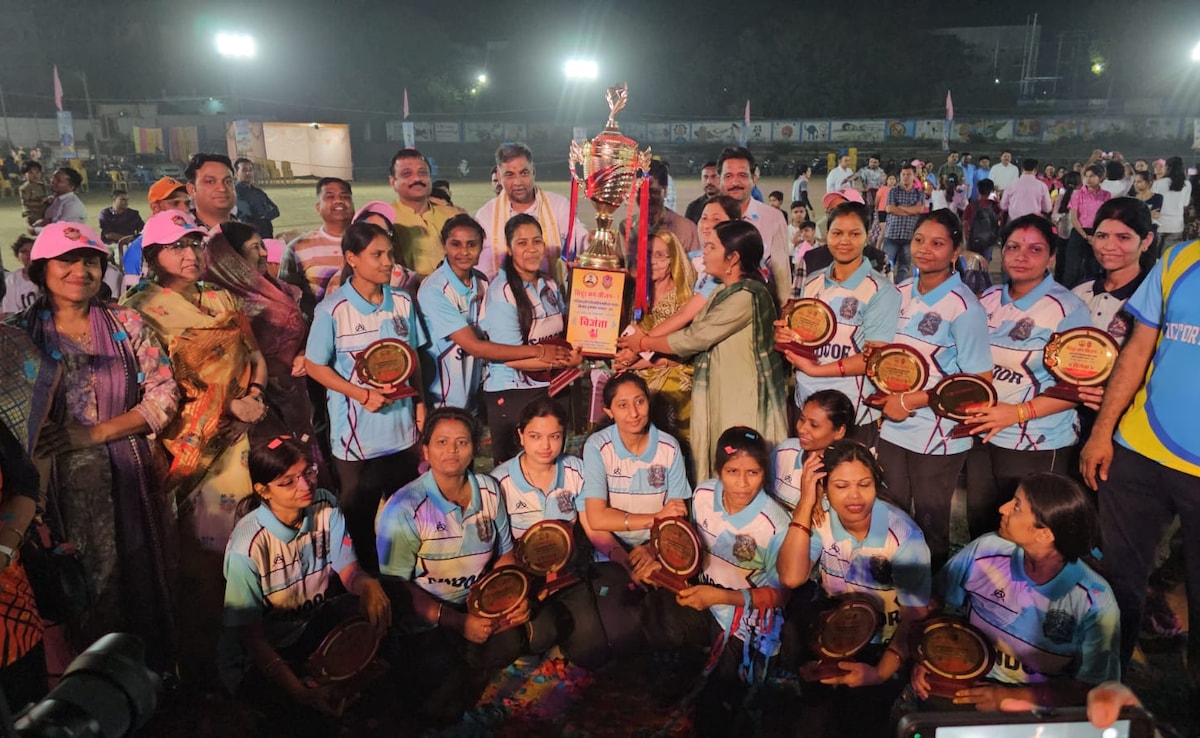 नरसिंहपुर की महिलाओं ने थामा बल्ला: चौके-छक्कों की हुई बरसात; दिलचस्प मुकाबले में पुलिस इलेवन ने मारी बाजी