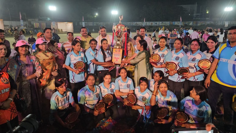 नरसिंहपुर की महिलाओं ने थामा बल्ला: चौके-छक्कों की हुई बरसात; दिलचस्प मुकाबले में पुलिस इलेवन ने मारी बाजी