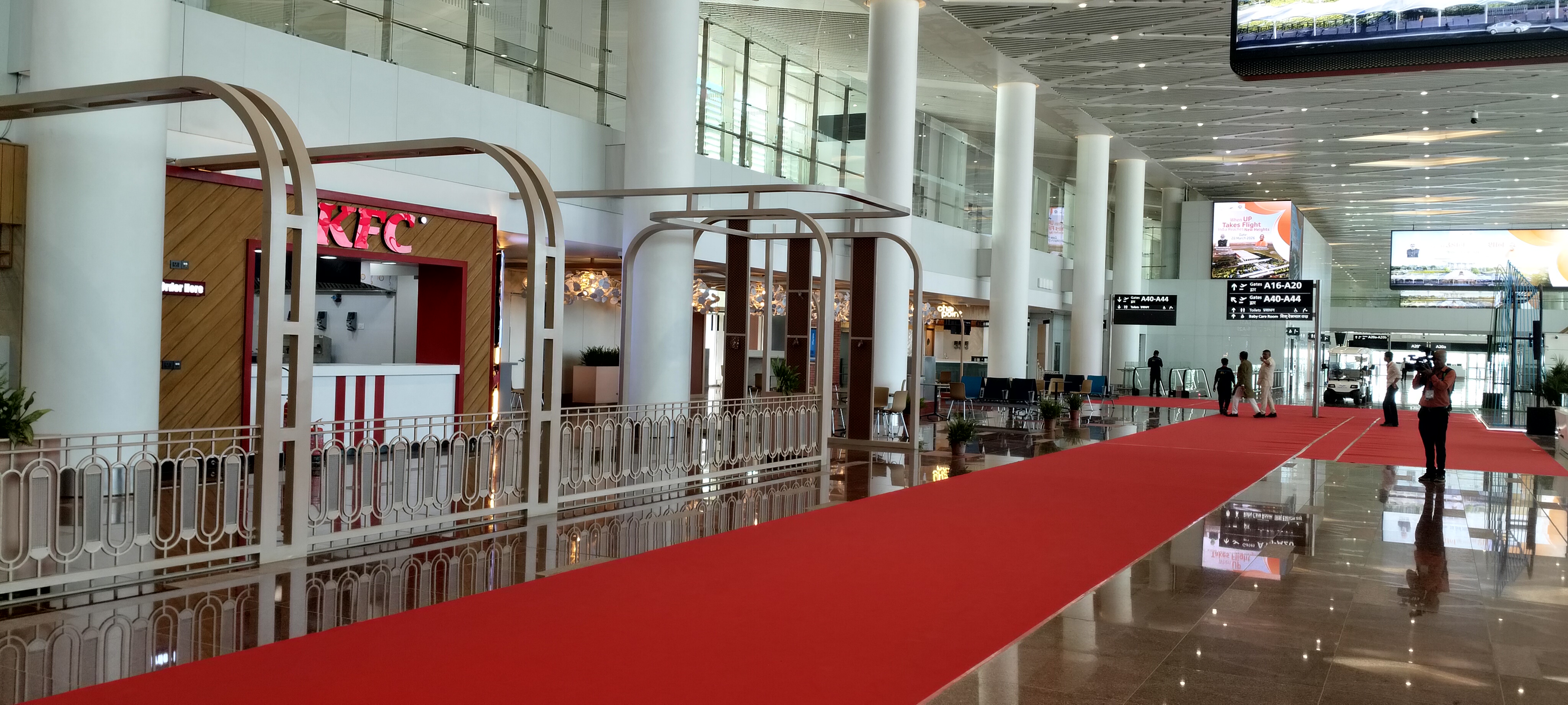 एशिया का सबसे बड़ा एयरपोर्ट नोएडा में बनकर तैयार, बाहर से अंदर तक क्यों है खास?