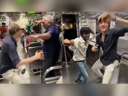 'साड्डी गली' गाने पर मुंबई लोकल ट्रेन में विदेशी युवक ने बांधा समा, यात्रियों को भी खूब नचाया, देखें वीडियो