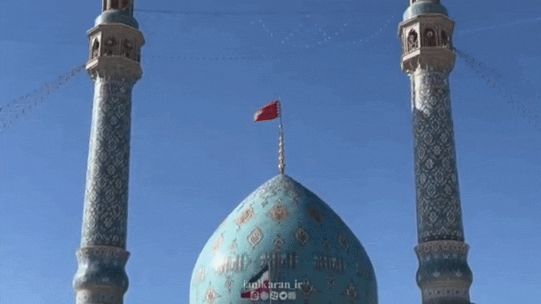 &lsquo;बदले&rsquo; का ऐलान? ईरान में खामेनेई की मौत के बाद जामकरान मस्जिद पर लाल झंडा क्यों फहराया गया