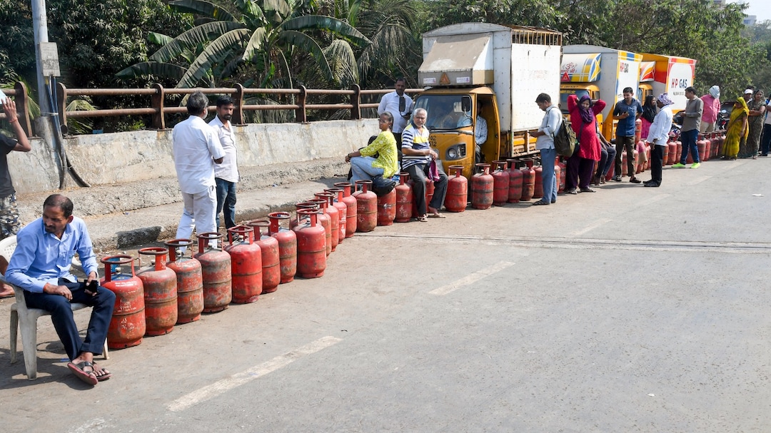 LPG Crisis: Man Steals Cylinder From Bengaluru's Residential Area — Watch