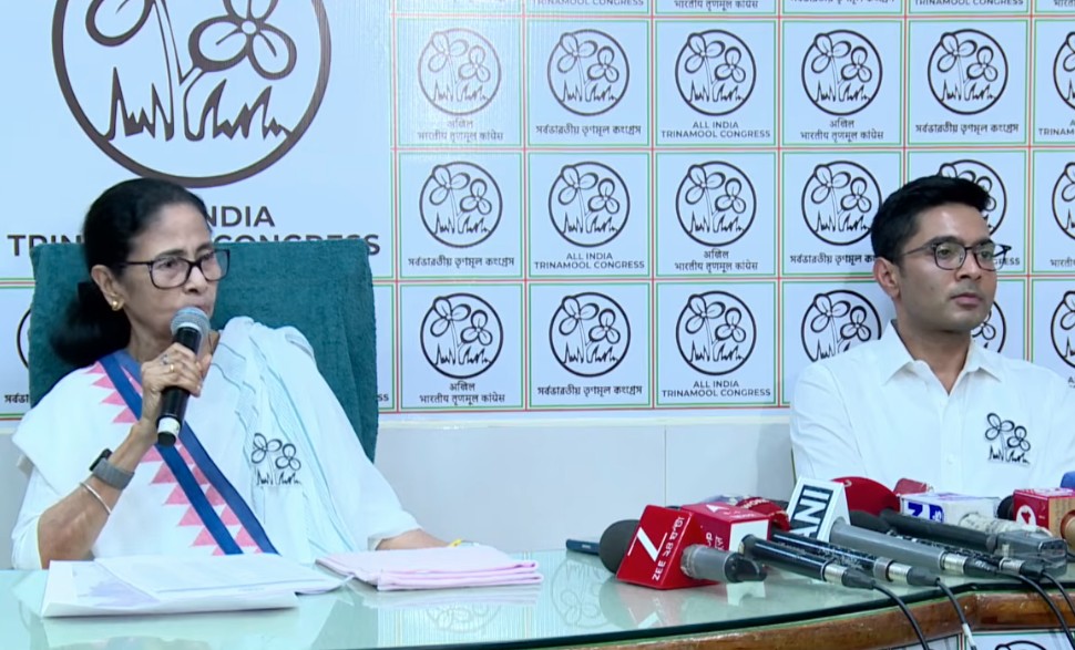 कई मुस्लिम बहुल इलाकों में भी हिंदू उम्मीदवार, पुराने चेहरों पर दारोमदार, समझिए TMC की लिस्ट का सार