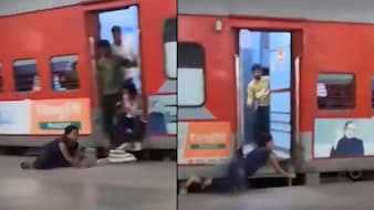 बच्चा ट्रेन में छूटा तो जान की बाजी लगा दौड़ी मां, चलती ट्रेन से लड़ी, आंखें नम कर देगा ये वीडियो