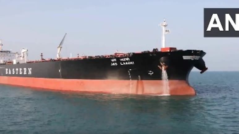 VIDEO: गुजरात के मुंद्रा पोर्ट पहुंचा 'जग लाडकी,  हॉर्मुज के रास्ते लेकर आया 80,886 मीट्रिक टन कच्चा तेल