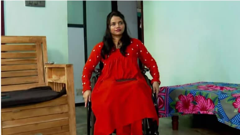 UPSC CSE 2025 : अपघातात स्मृती गेली,पायही गमावले; 10 वर्षांनंतर नियतीला हरवून जिद्दी मुलगी झाली सरकारी अधिकारी