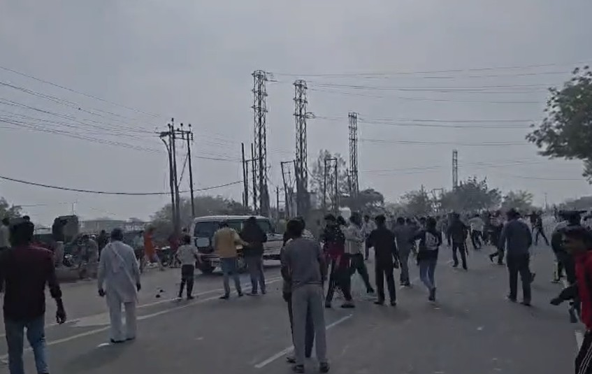 भीड़ ने पत्थरबाजी की तो भागी पुलिस, गोरक्षक फरसा वाले बाबा को ट्रक को कुचलने पर गुस्सा, हाइवे जाम