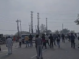 Live: मथुरा में बवाल: भीड़ ने हाईवे पर चलाए पत्थर और भागी पुलिस, गोरक्षक फरसा वाले बाबा को ट्रक को कुचलने पर हिंसा