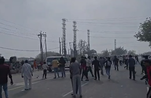Live: मथुरा में बवाल: भीड़ ने हाईवे पर चलाए पत्थर और भागी पुलिस, गोरक्षक फरसा वाले बाबा को ट्रक को कुचलने पर हिंसा