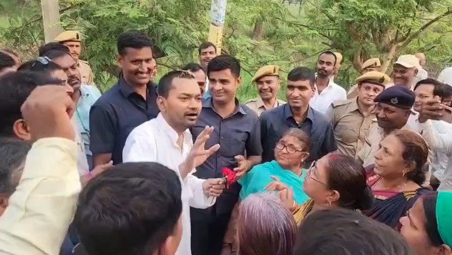 अब शादी कीजिए...गांव के लोगों के बीच पहुंचने पर निशांत से महिलाओं की अपील