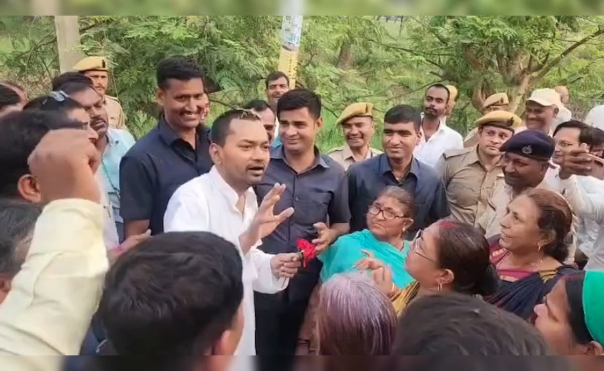 अब शादी कीजिए...गांव के लोगों के बीच पहुंचने पर निशांत से महिलाओं की अपील