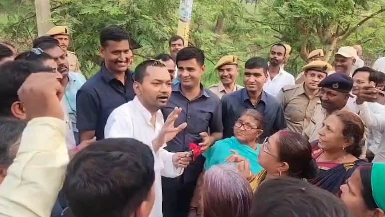 अब शादी कीजिए...गांव के लोगों के बीच पहुंचने पर निशांत से महिलाओं की अपील