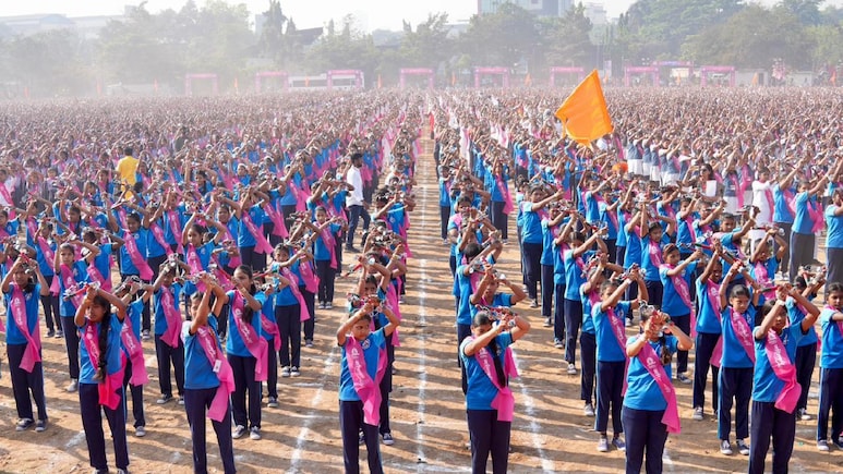 महिला दिवस पर महाराष्ट्र का गौरव, 9111 महिलाओं ने एक साथ बजाई लेझीम, बनाया गिनीज वर्ल्ड रिकॉर्ड