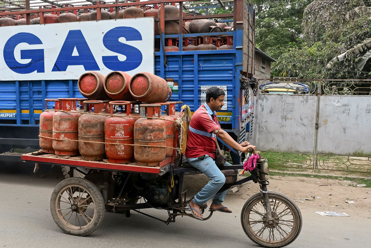 दूसरे देशों से बढ़ाई खरीद, प्रोडक्शन बढ़ाने का आदेश&hellip; सिलेंडर पर मचे हाहाकार के बीच सरकार के 10 ताबड़तोड़ फैसले