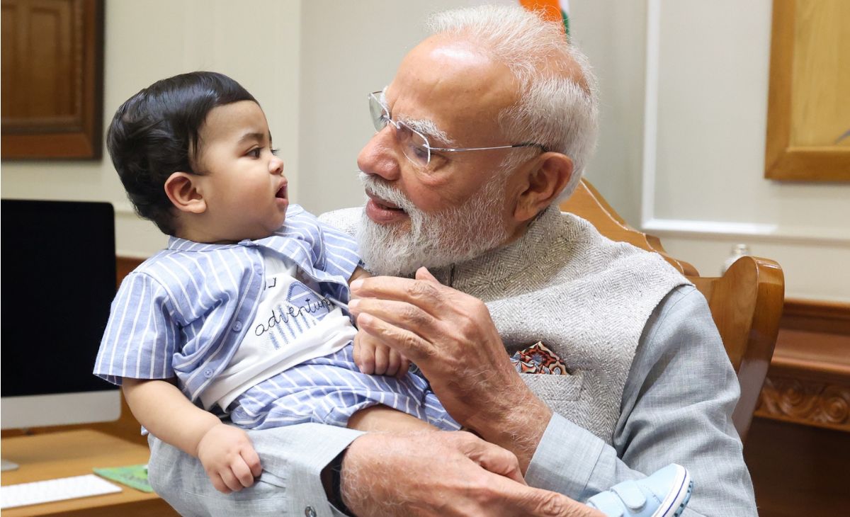 PM मोदी की गोद में दिख रहा ये बच्चा कौन? प्रधानमंत्री ने फोटो शेयर कर लिखा- 'नन्हे दोस्त के साथ'