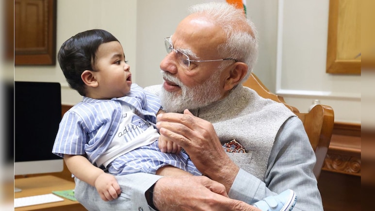 PM मोदी की गोद में दिख रहा ये बच्चा कौन? प्रधानमंत्री ने फोटो शेयर कर लिखा- 'नन्हे दोस्त के साथ'