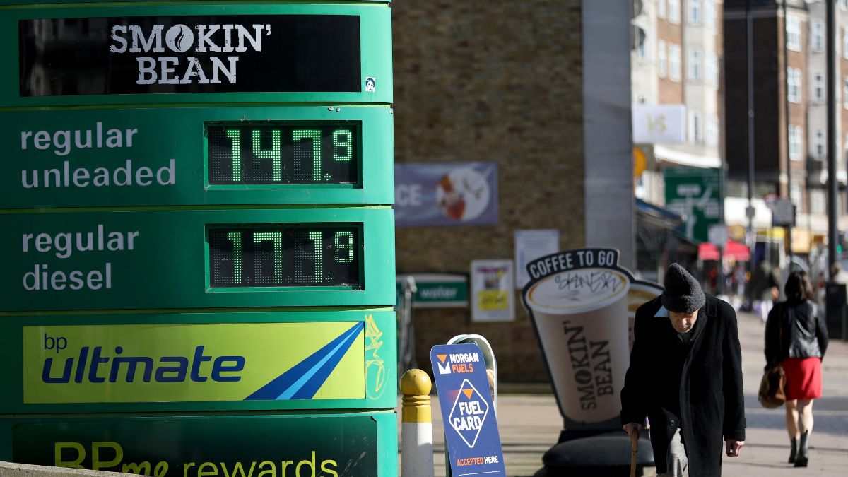 सरकारी दफ्तरों में छुट्टियां, पेट्रोल-डीजल का कोटा फिक्स; ईरान युद्ध ने दुनियाभर में कैसे मचाई अफरा-तफरी?