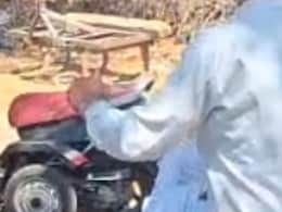 जज्बे को सलाम! सागर के दिव्यांग शिक्षक ने पेश की मिसाल, &lsquo;सचल रथ&rsquo; से गांव-गांव जगा रहे शिक्षा की अलख