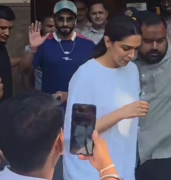 धुरंधर 2 की धमाकेदार सक्सेस के बीच दीपिका पादुकोण के साथ बाहर निकले रणवीर सिंह, बेकाबू भीड़ चिल्लाने लगी 'बब्बर शेर'