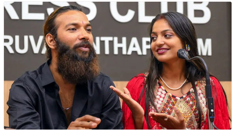 फरमान से शादी के बाद मोनालिसा का बड़ा खुलासा,  डायरेक्टर सनोज मिश्रा ने मुझे 10 बार गलत तरीके से छुआ, परिवार ने नहीं दिया साथ