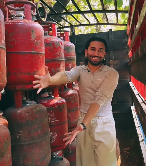 LPG Cylinder: एक सेल्फी की कीमत तुम क्या जानो रमेश बाबू, कभी पैसे लेने वाले ऑरी आज सेल्फी के बदले ले रहे सिलेंडर!