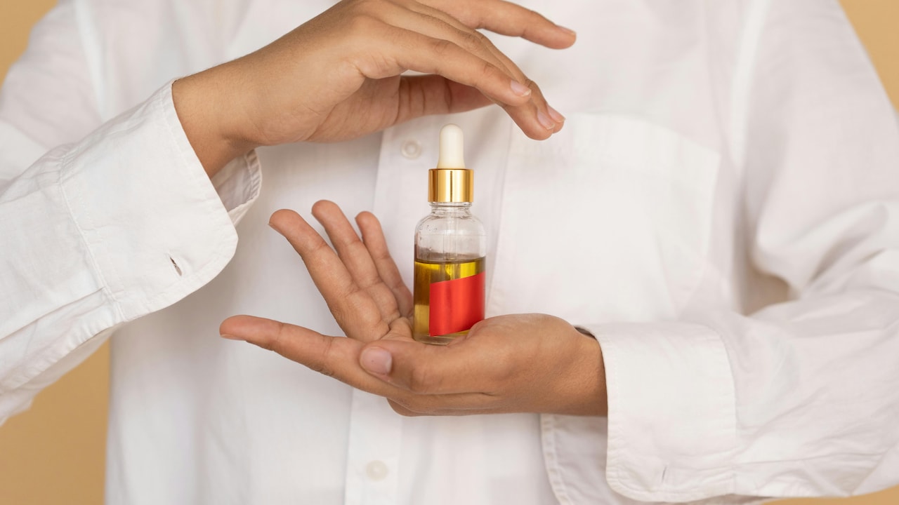 Hair Serum or Hair Oil: The Better Choice for Frizz-Free Hair