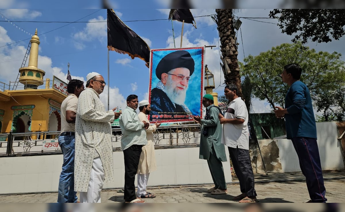 अजमेर से सटे दौराई गांव में इस बार ईद‑उल‑फितर की रौनक नहीं, बल्कि गम का माहौल है. शिया समाज ने अपने धर्मगुरु अयातुल्ला अली खामेनेई की युद्ध में मौत की खबरों के बाद ईद न मनाने का फैसला किया है. गांव में बाजार सूने हैं, लोग शोक की तैयारी में काली पट्टी बांध रहे हैं और रोजा मस्जिद में शोक सभा आयोजित की गई. समाज का कहना है कि यह समय जश्न का नहीं, बल्कि दुख और आत्ममंथन का है.