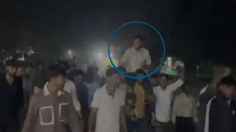 चोर के कंधों पर झूमे TI! जन्मदिन की पार्टी पड़ी भारी, मुरैना में थाना प्रभारी सस्पेंड