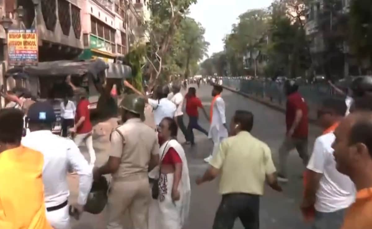 पीएम मोदी की रैली से पहले कोलकाता में TMC और BJP कार्यकर्ताओं के बीच झड़प, मंत्री शशि पांजा के घर पर पत्थरबाजी