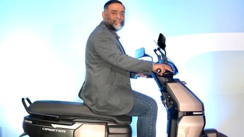 TVS ने लॉन्च किया नया स्कूटर Orbiter V1, कीमत सिर्फ ₹49,999...जानिए सभी स्मार्ट फीचर्स