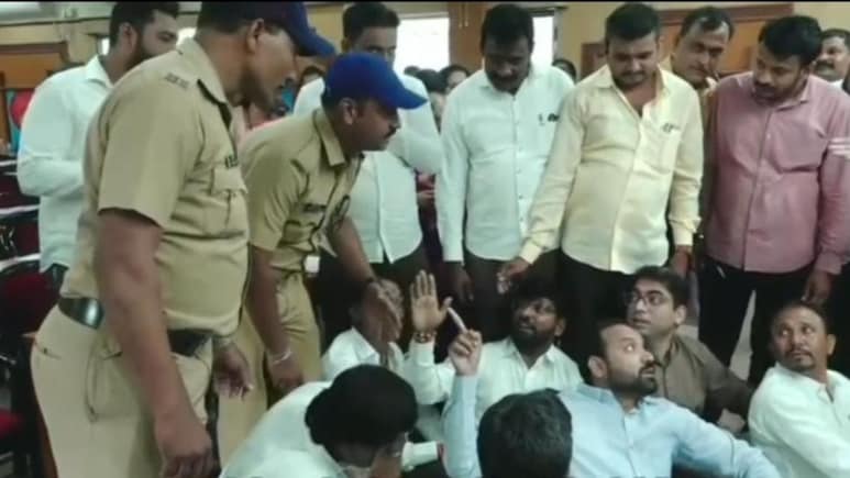 Akola News: अकोला महापालिकेत हायव्होल्टेज ड्रामा; इतिहासात पहिल्यांदाच 16 नगरसेवक एकाच वेळी निलंबित