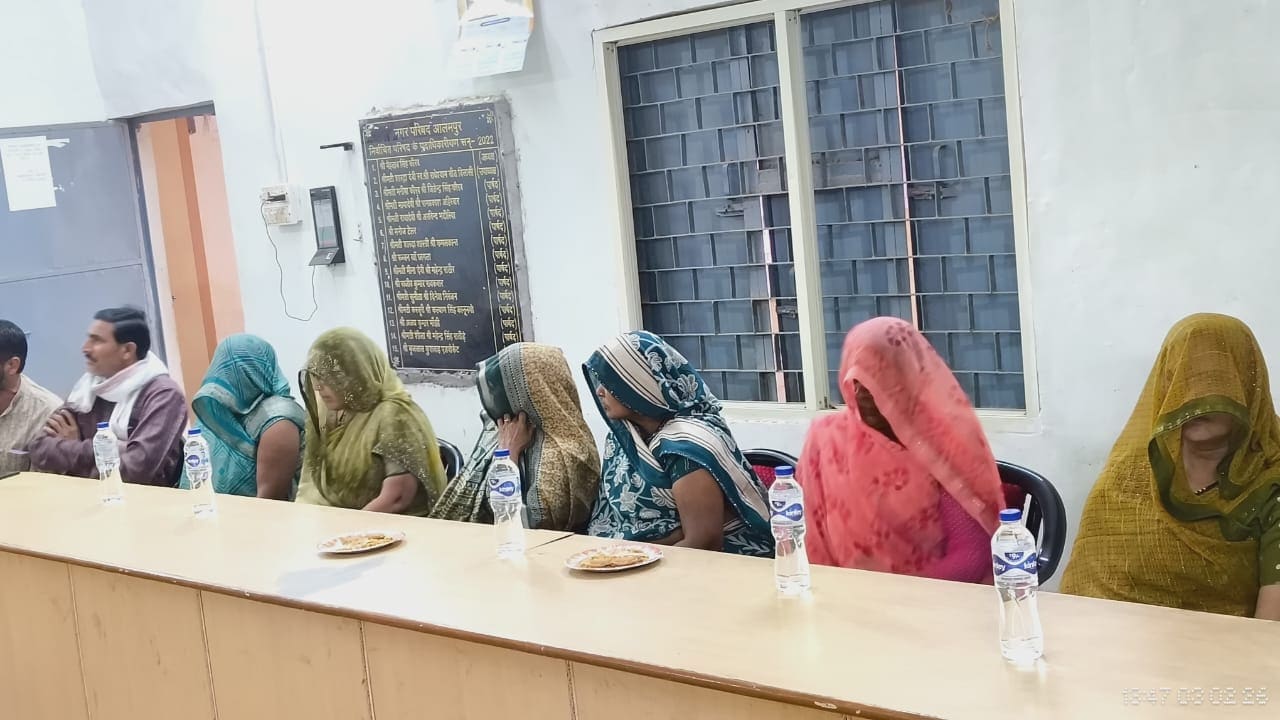 Bhind Municipal Council Controversy: घूंघट में महिला पार्षद