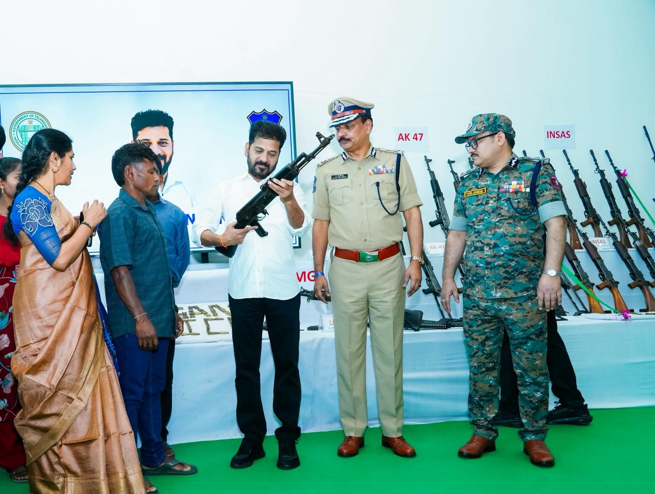 छत्तीसगढ़ के 125 नक्सलियों ने डाले हथियार, हैदराबाद में 130 का सामूहिक आत्मसमर्पण