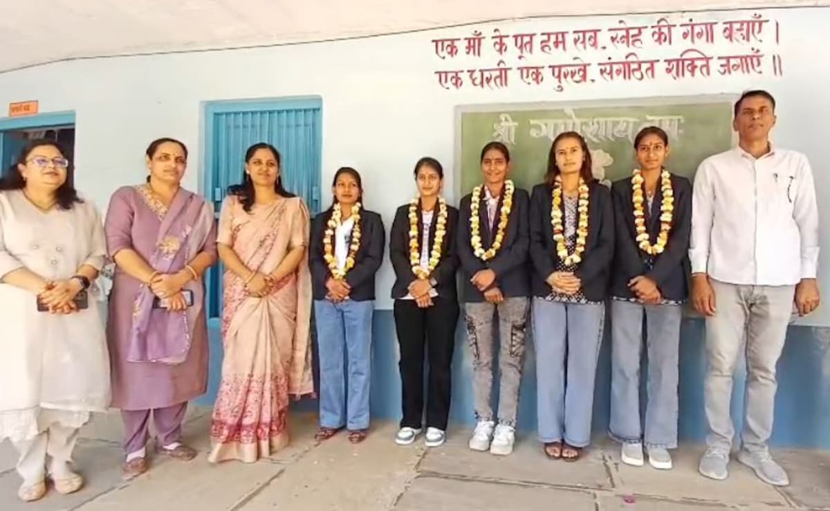 Rajasthan: टॉप आने पर छात्राओं को कराई गई हेलीकॉप्टर राइड, सरकारी स्कूल प्रिंसिपल की गजब की पहल