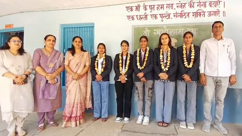 Rajasthan: टॉप आने पर छात्राओं को कराई गई हेलीकॉप्टर राइड, सरकारी स्कूल प्रिंसिपल की गजब की पहल