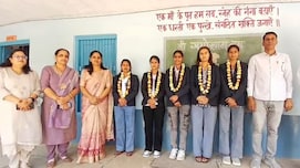 Rajasthan: टॉप आने पर छात्राओं को कराई गई हेलीकॉप्टर राइड, सरकारी स्कूल प्रिंसिपल की गजब की पहल