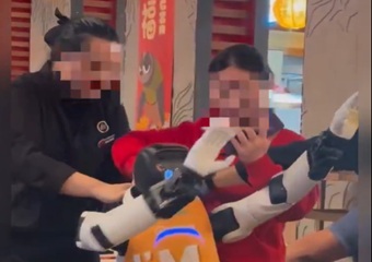 रोबोट हुआ बेकाबू, रेस्टोरेंट में तोड़ी टेबल और प्लेट, बर्तनों को नीचे फेंका और फिर नाचने लगा