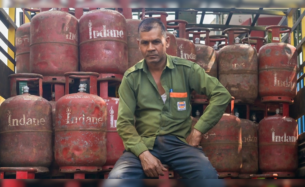 दिल्ली में कमर्शियल LPG सप्लाई 50% तक बढ़ी: 4500 सिलेंडर रोजाना, कमी की अफवाहों पर सरकार सख्त