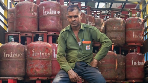 दिल्ली में कमर्शियल LPG सप्लाई 50% तक बढ़ी: 4500 सिलेंडर रोजाना, कमी की अफवाहों पर सरकार सख्त