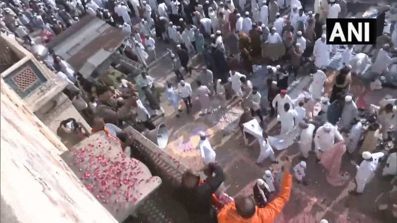 हिंदुओं ने नमाजियों पर बरसाएं फूल, गले लगकर दी बधाइयां...देखिए देशभर में कहां कितनी धूमधाम से मनी ईद