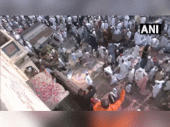 हिंदुओं ने नमाजियों पर बरसाएं फूल, गले लगकर दी बधाइयां...देखिए देशभर में कहां कितनी धूमधाम से मनी ईद