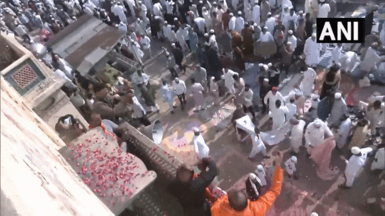 हिंदुओं ने नमाजियों पर बरसाएं फूल, गले लगकर दी बधाइयां...देखिए देशभर में कहां कितनी धूमधाम से मनी ईद