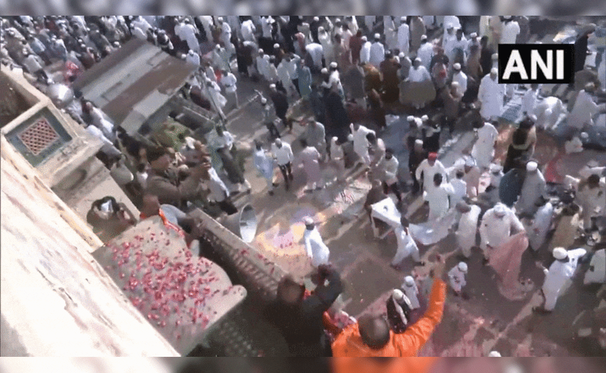 हिंदुओं ने नमाजियों पर बरसाएं फूल, गले लगकर दी बधाइयां...देखिए देशभर में कहां कितनी धूमधाम से मनी ईद