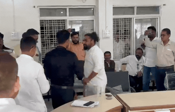 VIDEO: नपा मीटिंग में भिड़े बीजेपी&ndash;कांग्रेस पार्षद, कुर्सी उठाकर फेंकी, जमकर की गाली-गलौच