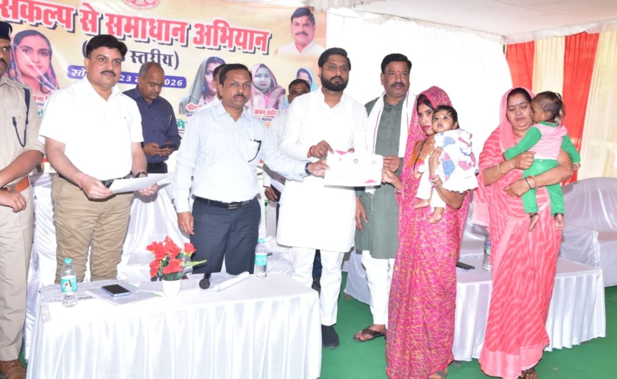 'पापा' नहीं आए तो बेटे को बना दिया 'मंत्री', सरकारी कार्यक्रम में मिनिस्टर शुक्ला की गैरमौजूदगी में ऐसा क्या हुआ की हो रही फजीहत