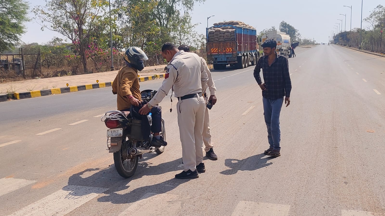Holi Security: होली पर चेकिंग के दौरान पुलिस का एक्शन Holi Security: होली पर चेकिंग के दौरान पुलिस का एक्शन