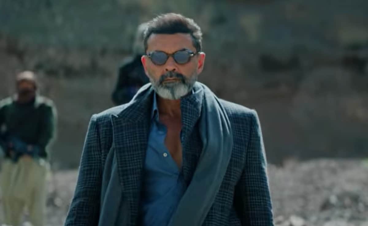 आश्रम के बाद बॉबी देओल लेकर आ रहे हैं अपनी नई वेब सीरीज, तीन कौवे के बीच फंसे धर्मेंद्र के बेटे